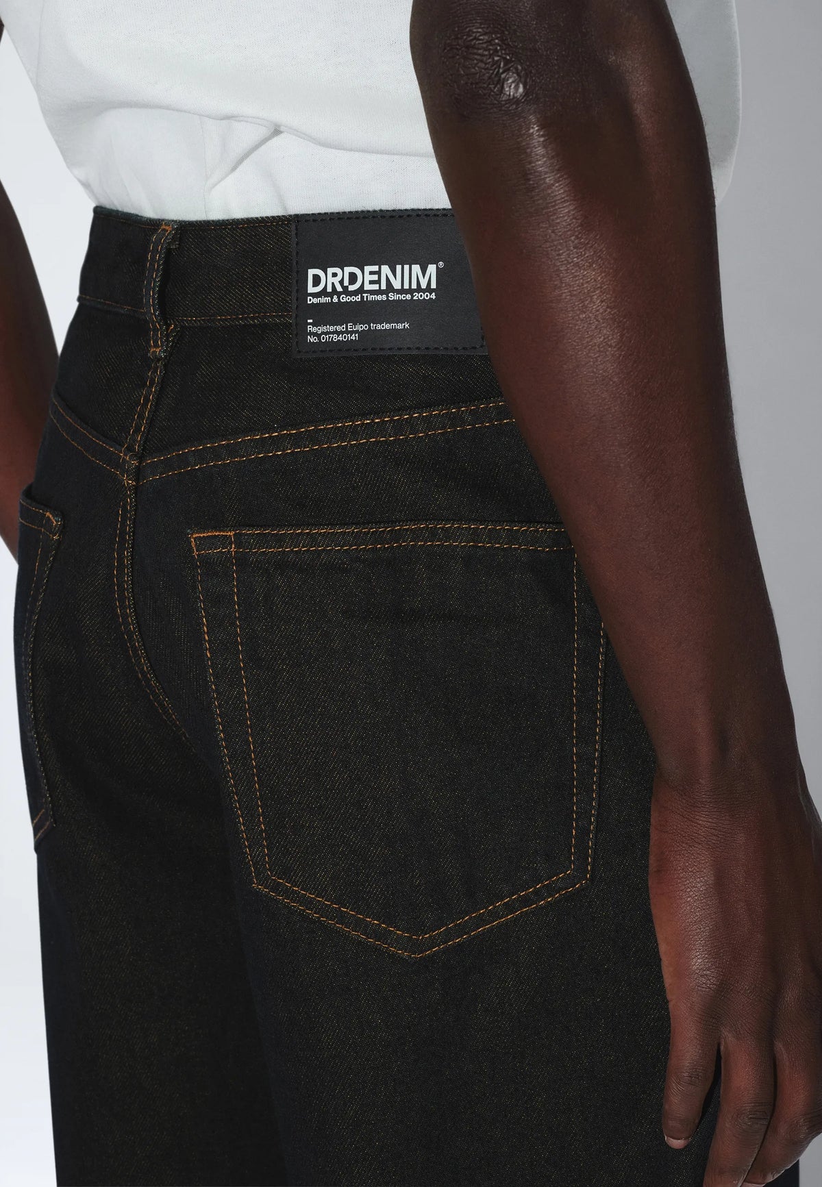 2110102M21_DrDenim_OmarRelaxed_KodiakRinse_main_M5
