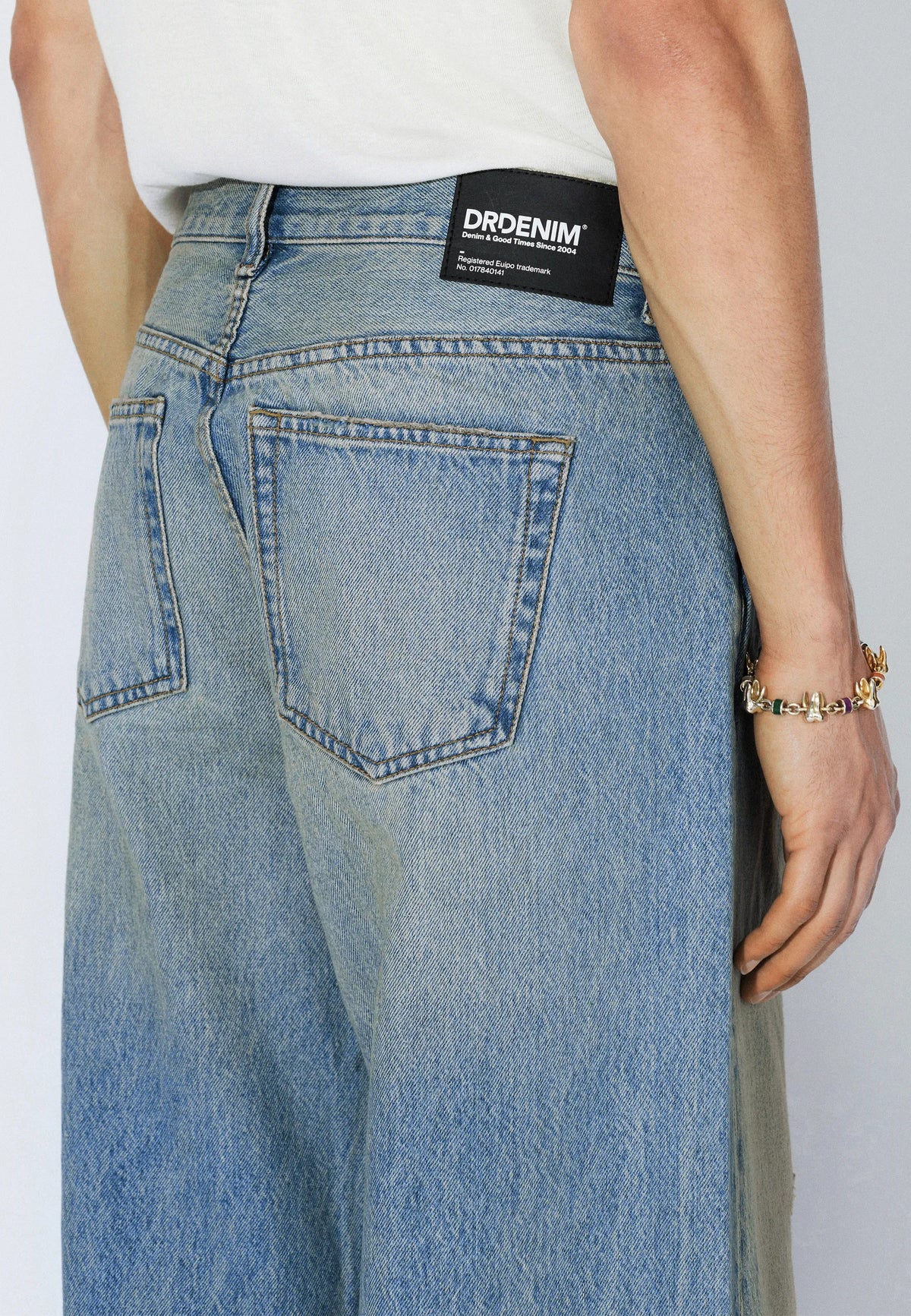 2530101L98_DrDenim_CormacBaggy_StreamSkyAgedDistress_Main_M5_2