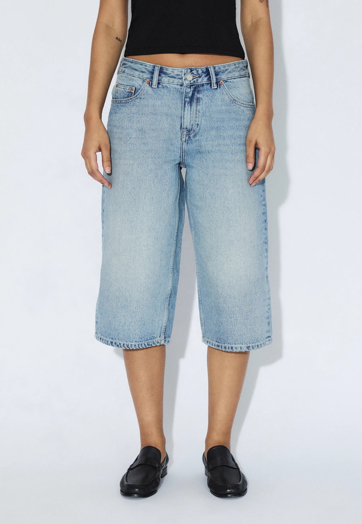 2530104M01_DrDenim_DaceMidWideCapri_DriftLightUsed_Main_W3_1