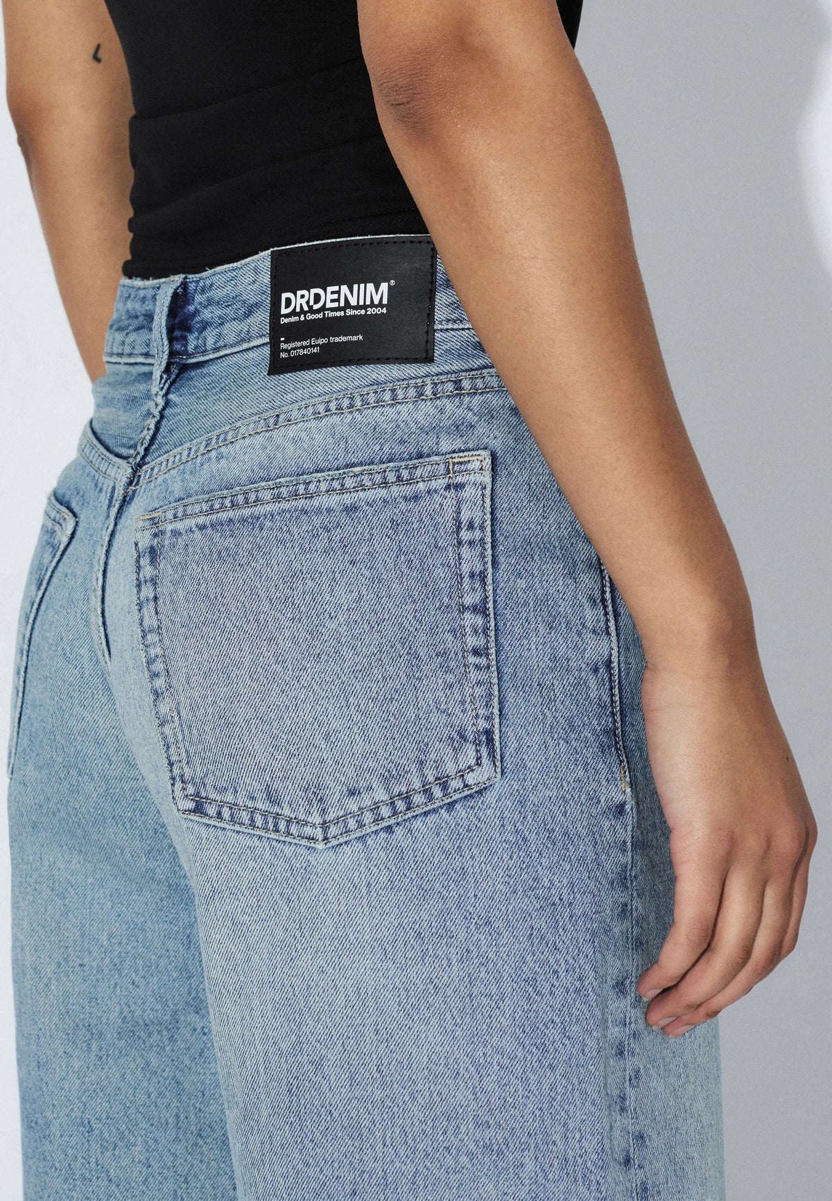 2530104M01_DrDenim_DaceMidWideCapri_DriftLightUsed_Main_W5_2