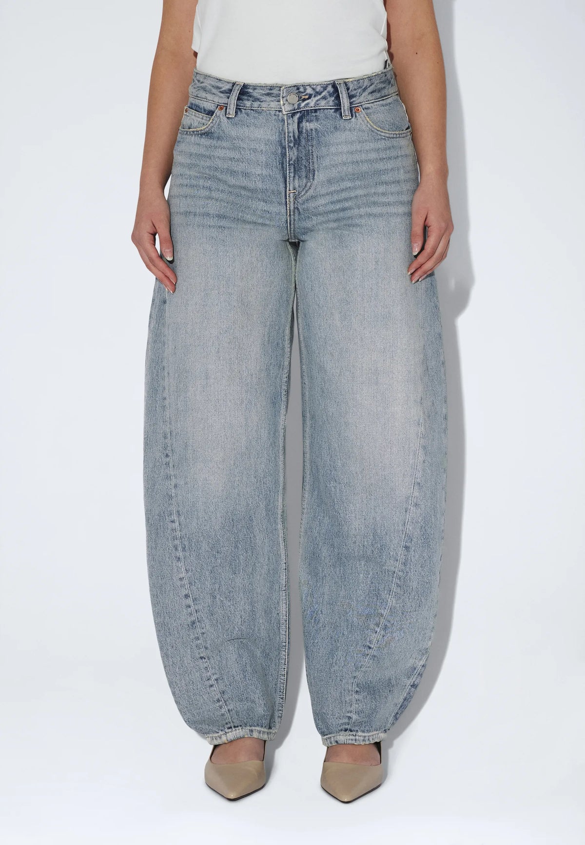 2630104M01_DrDenim_NanciMidBarellSeam_DriftLightUsed_main_W3_1