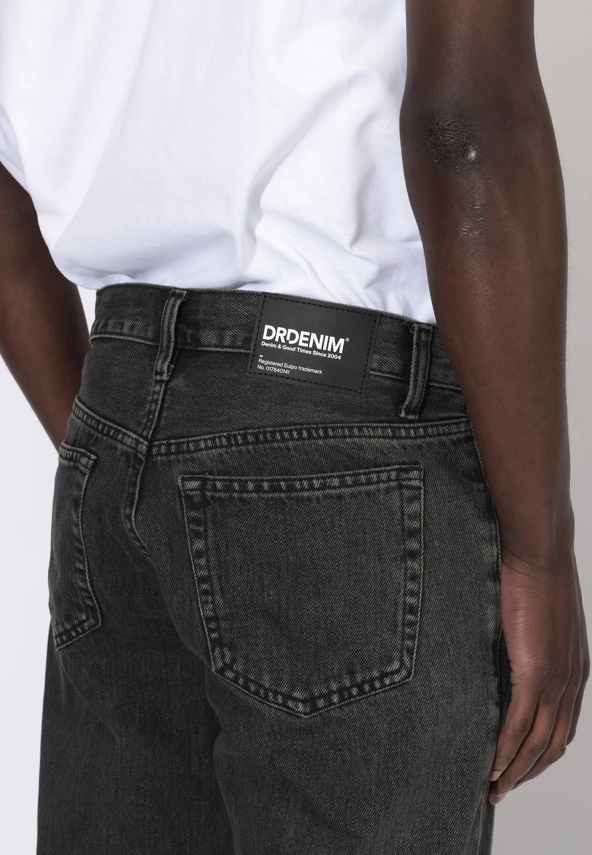 2010110V60_DrDenim_DashStraight_AgedBlack_Main_M5_2