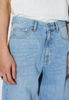 2110102V34_DrDenim_OmarRelaxed_HazeLightUsed_Main_M5_1