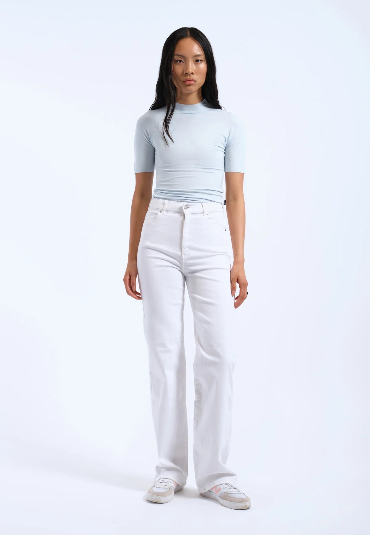 Moxy_Straight_White_3418
